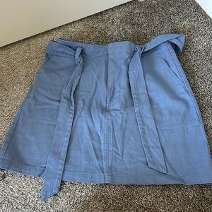 Periwinkle Mini Skirt w/pockets and belt. Size L